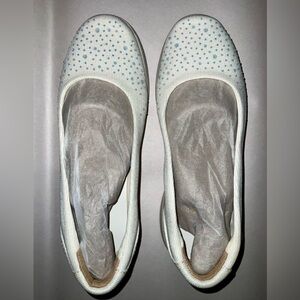 BZees Golden Bright Slip On shoes in White - size 7 1/2 W -sparkly & lightweight
